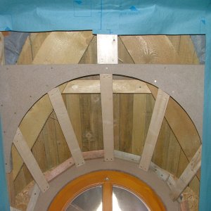 Runde Dachgaube muß gedämmt werden: Stützlatten für Baupapier 