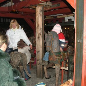 Historischer Weihnachtsmarkt im Dresdner Stallhof: mittelalterliches Karussell für Kinder  (2)