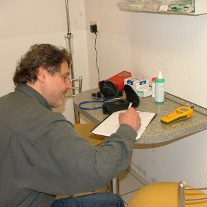 Baubiologe M. Heine bei seiner Arbeit
