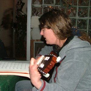 Abends am Feuer mit Veronika und ihrer Gitarre