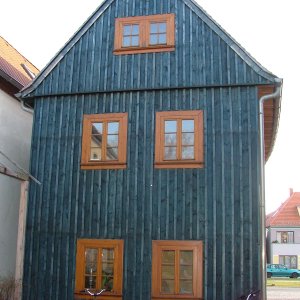Fassade: Farbiges Holz