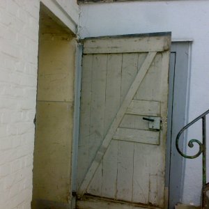 alte, nicht schließbare Tür zu unseren unteren Räumlichkeiten