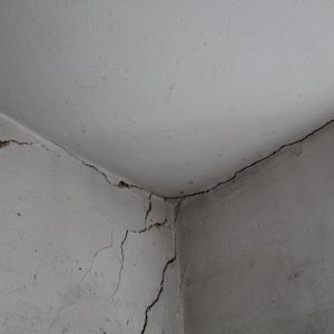 Riss-Schaden an Wand zum Anbau