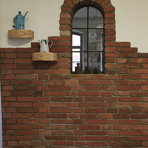 Wandgestaltung mit Ziegelriemchen aus historischen Klosterformatziegeln