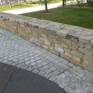 Natursteinmauer, zweischaliges hammerrechtes Schichtenmauerwerk von hoher Qualität
