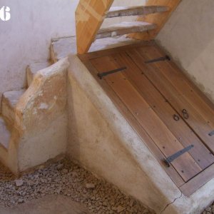 Flur - Treppenkombination Keller und Dachboden, Fußboden in Arbeit