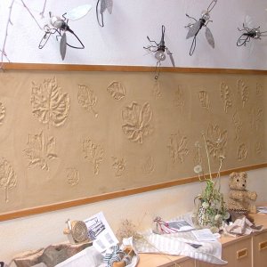 Wandfries aus Lehm in einer Kindertagesstätte