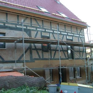 Jenalöbnitz: (2) Repro eines Fachwerkhauses als Neubau mit Ziegel und aufgebrachter Fachwerkaufdopplung 