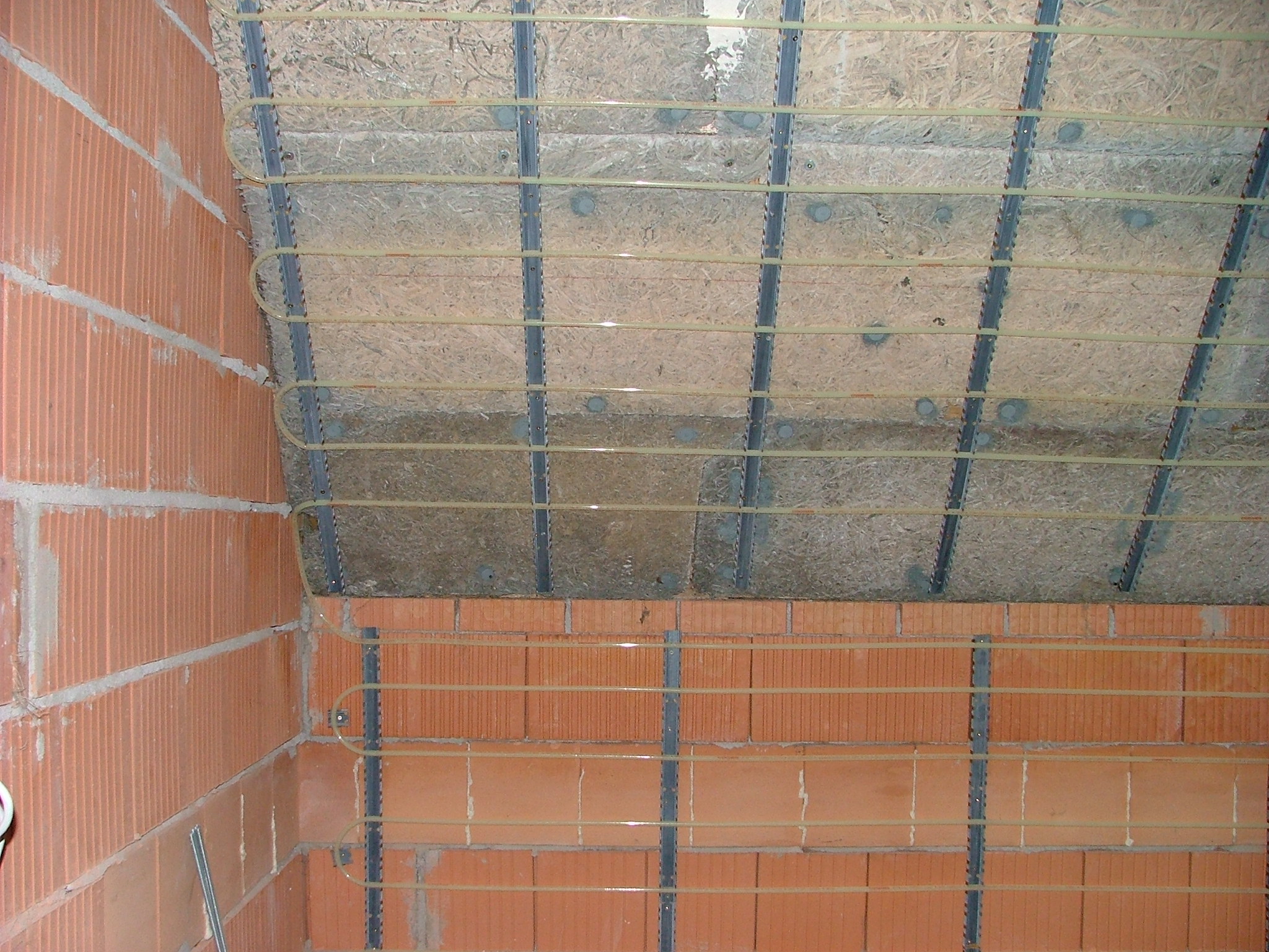 Heraklithplatten in der Dachschr&auml;ge mit Wandheizung