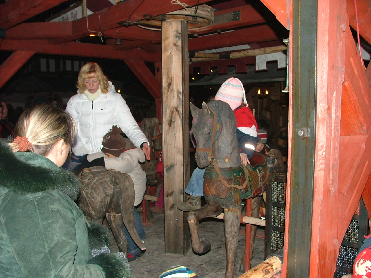 Historischer Weihnachtsmarkt im Dresdner Stallhof: mittelalterliches Karussell f&uuml;r Kinder  (2)