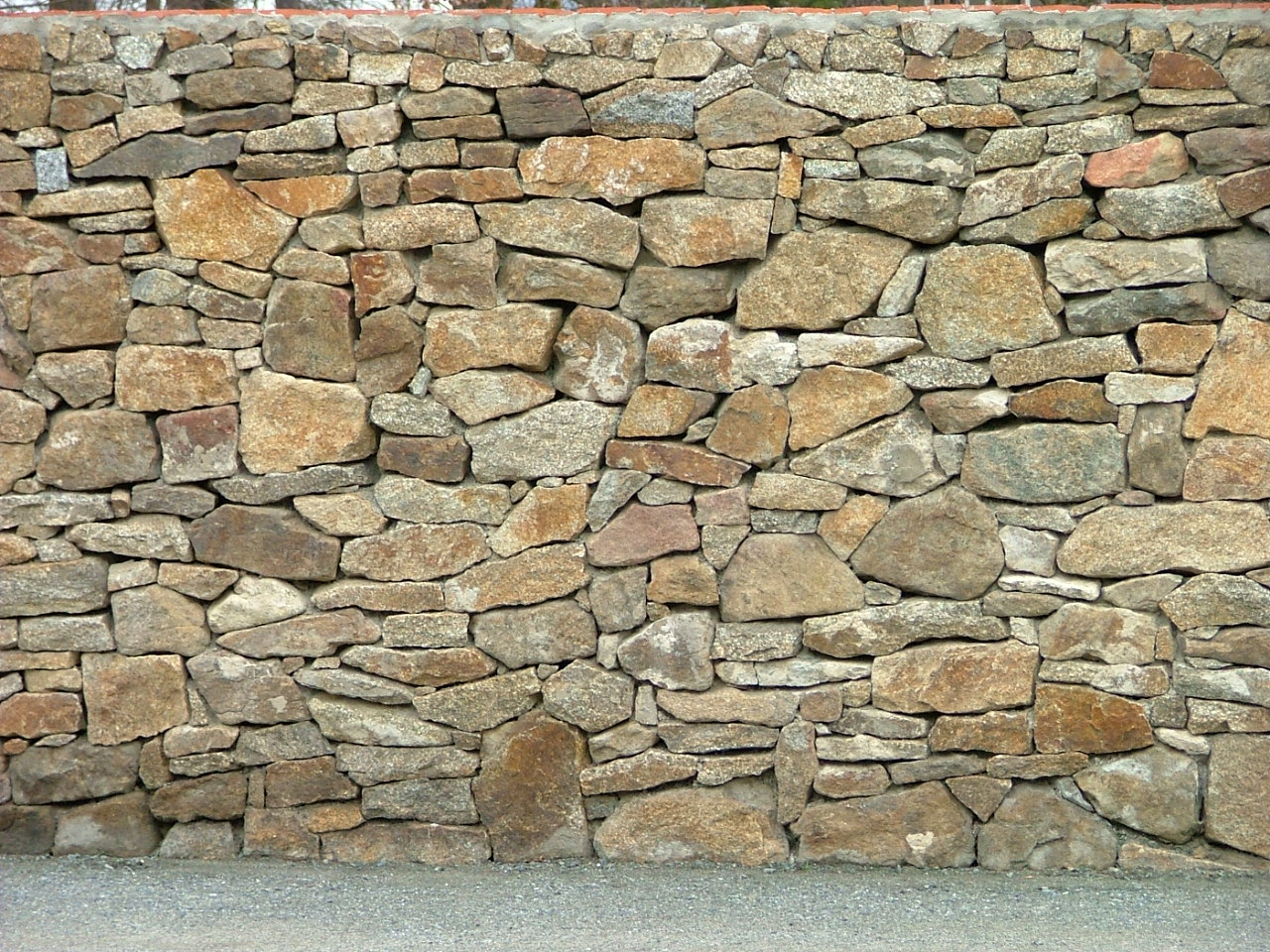 Neue Natursteinmauer (Trockenmauer)