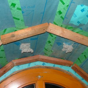 Runde Dachgaube muß gedämmt werden: Vor dem Einblasen Stützlatten