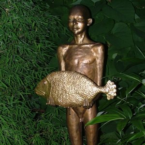 Gartenimpression in Pillnitz: kleine Bronzestatue