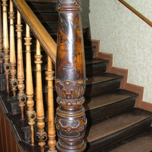 Wunderschöne Details im Mietshaus: Treppengeländer