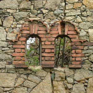Natursteinwand mit 2 ehemaligen Fenstern