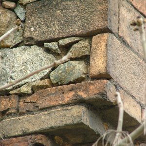 historischer Mauerverband mit Natursteinen