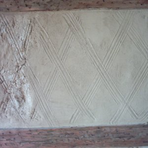 BV K7: Historisches Detail auf einer Lehmwand 2