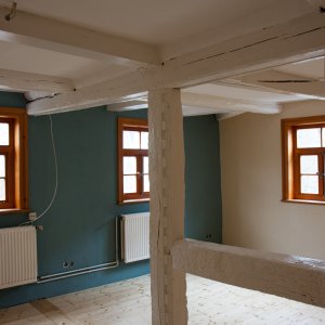 Holzsprossenfenster und Balken als Raumteiler