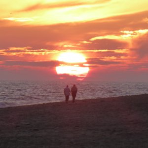 zwei Männer beim Betrachten des Sonnenunterganges oder "davon müssen tausende im Wasser liegen"