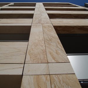 flexibler SandStein auf Alublech als Vorhangfassade (Detail)