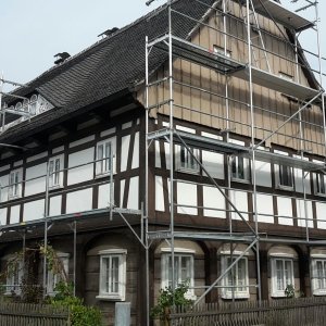 Trockeneisstrahlen von Fassadenflächen eines Umgebindehauses nahe Zittau in der Oberlausitz