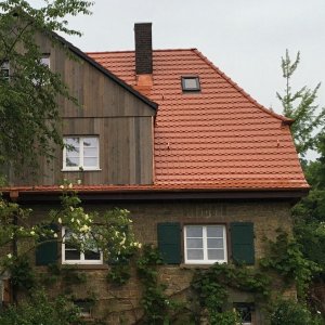 Krüppelwalmdach und Holz Fassade
