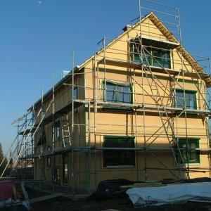 Ausbau Holzhaus mit Lehmsteinen: Außenansicht Gebäude 