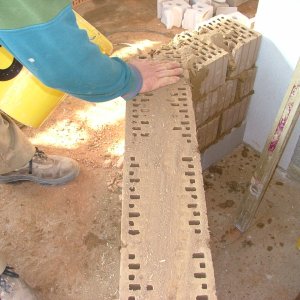 Ausbau Holzhaus mit Lehmsteinen: Zur Erhöhung der Speichermasse