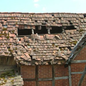 Schlechter Zustand eines historischen Daches