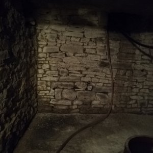 Kellersanierung aus Kalksteinplatten