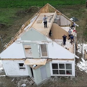 Massa-Musterhaus aus Laatzen beim Aufbau in Prunisor/Rumänien als Hoffnungszentrum für Kinder in Not