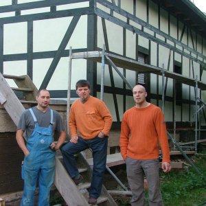 Jenalöbnitz: (5) Repro eines Fachwerkhauses als Neubau mit Ziegel und aufgebrachter Fachwerkaufdopplung (Abschlußfoto)