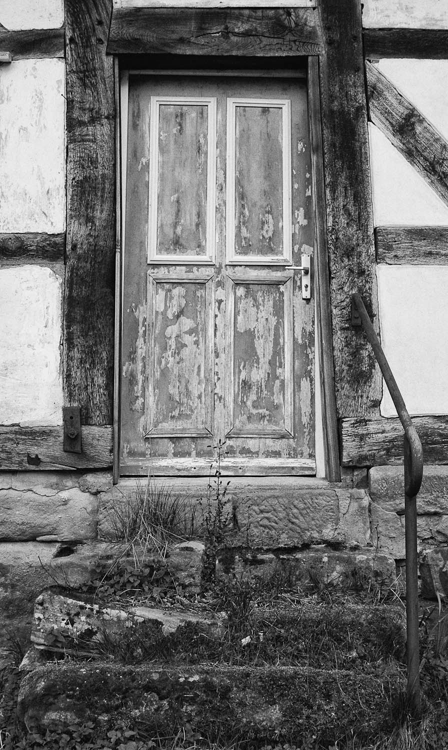Alte Tür mit Sandsteinstufen