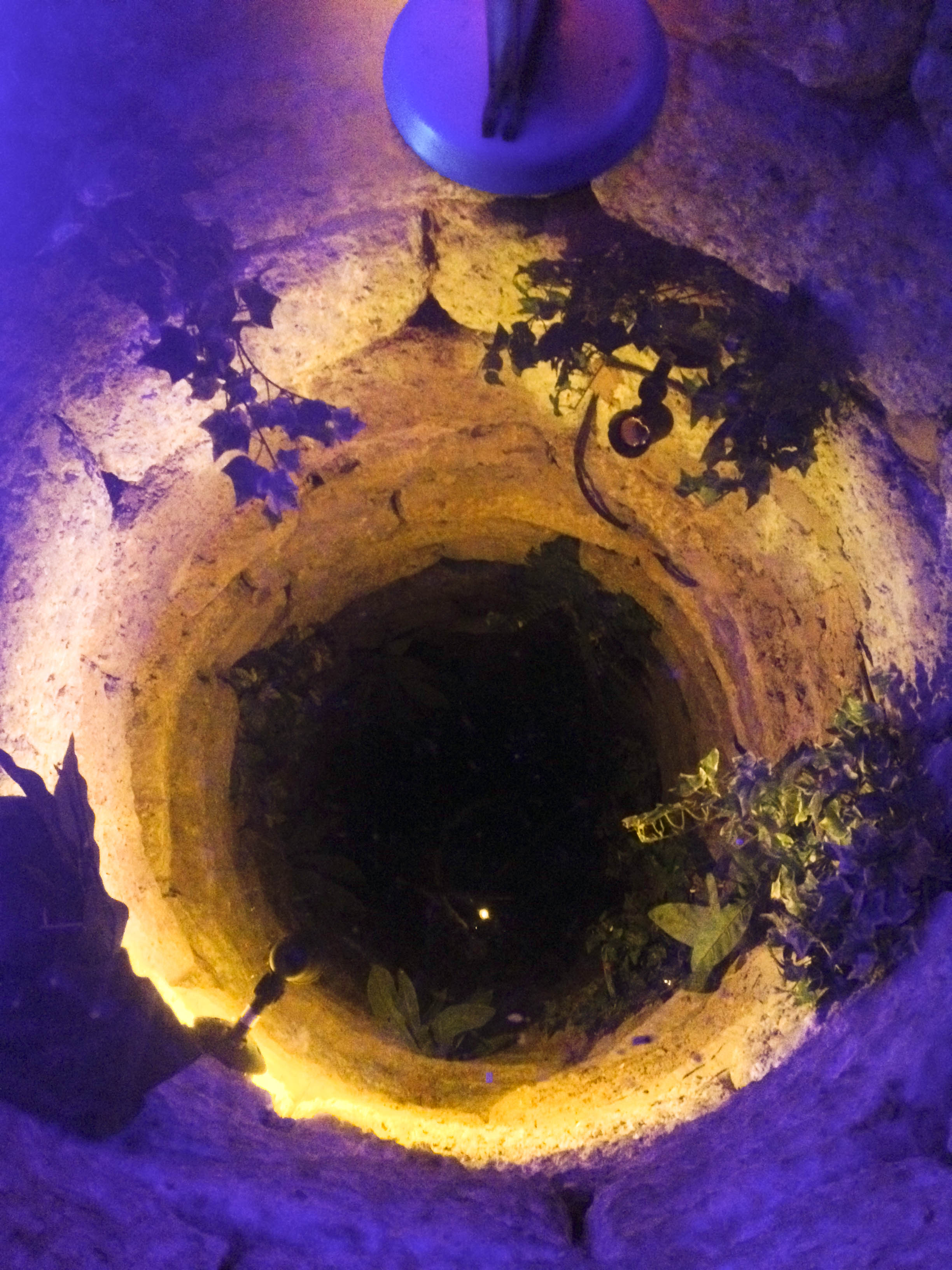 Brunnen im Gewölbekeller beleuchtet