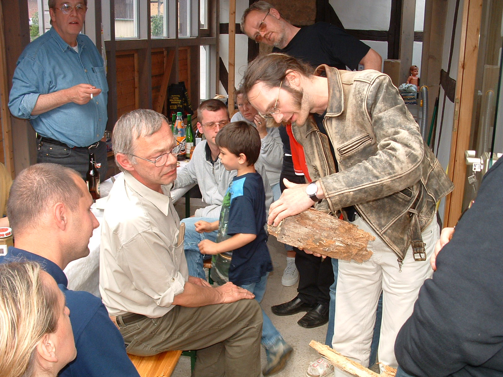 Community-Treffen 2004 - Ulrich Arnold erläutert Holzschädlinge 