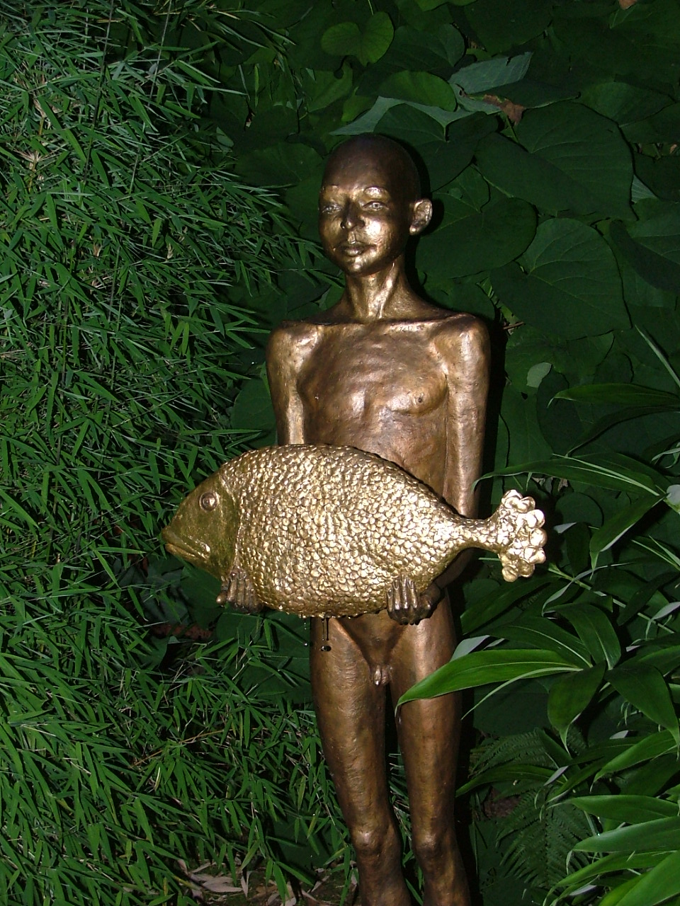 Gartenimpression in Pillnitz: kleine Bronzestatue