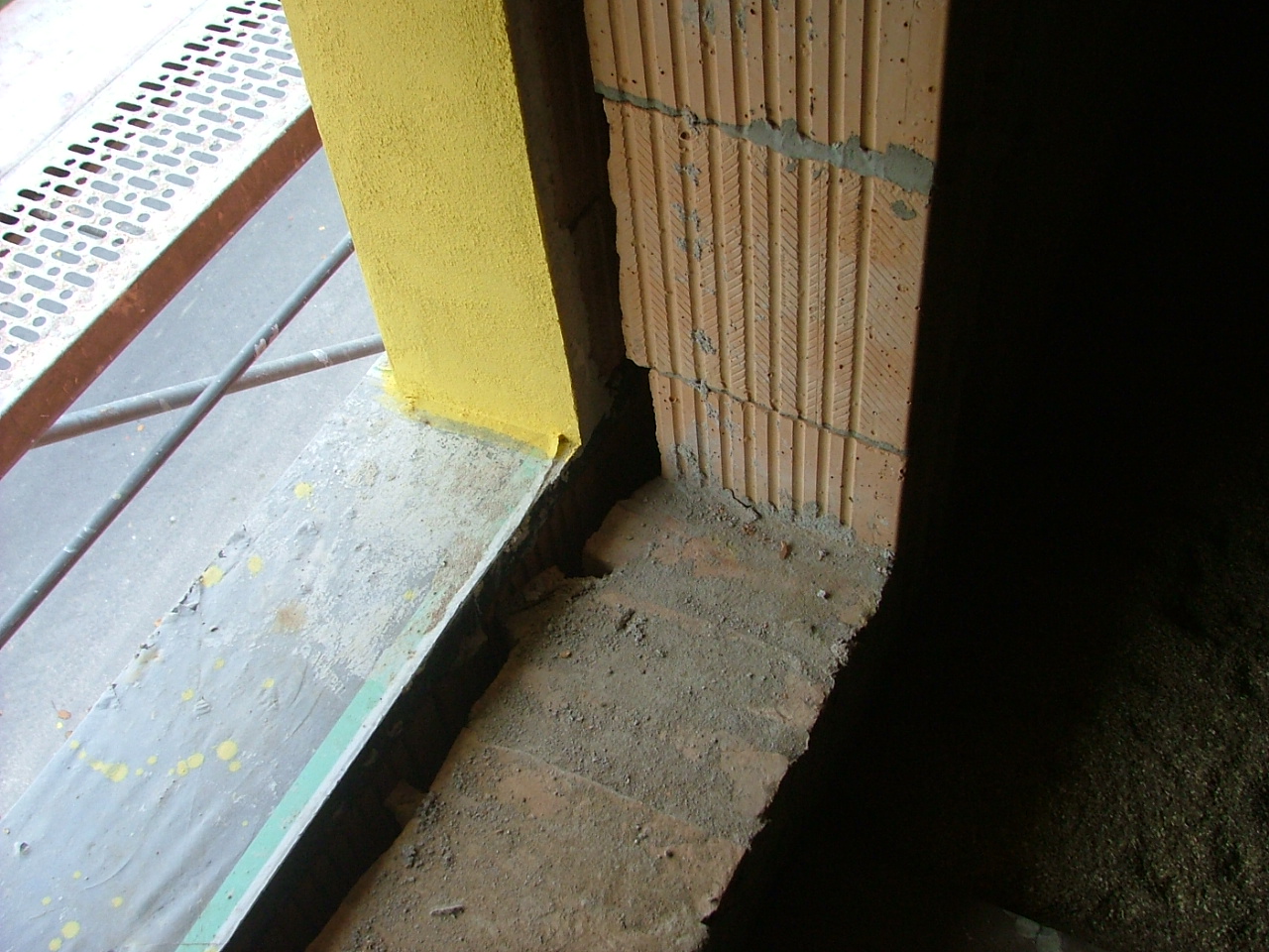 Giebelreko nach Verfall: zweischalige Bauweise aus 17,5 cm Megalith und einem Zwischenraum von ca. 10 cm Luftspalt