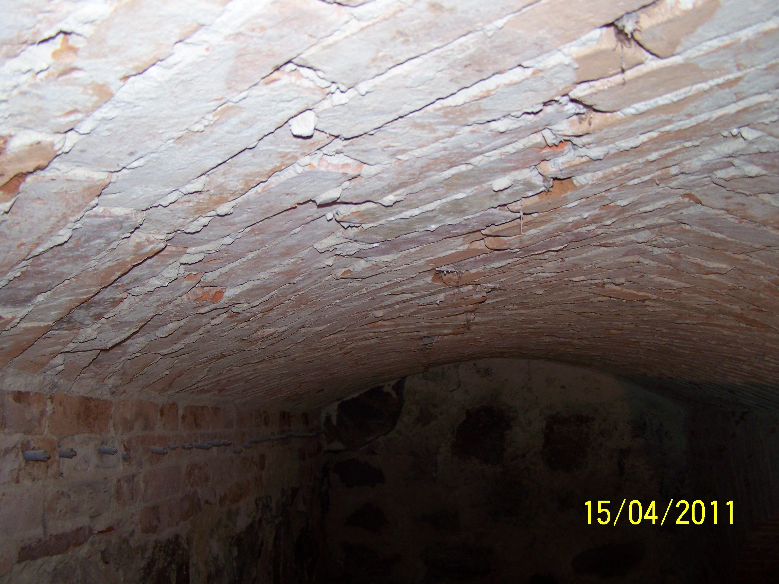 Kellergewölbe auf Schwalbenschwanz gesetzt mit Gelenkausbildung im Scheitel