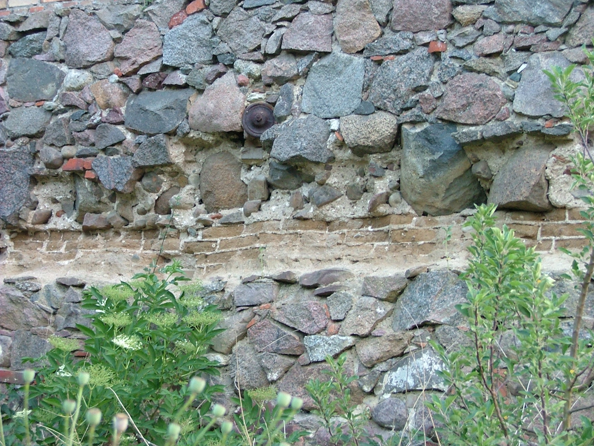 Lehmsteine in einer Natursteinwand