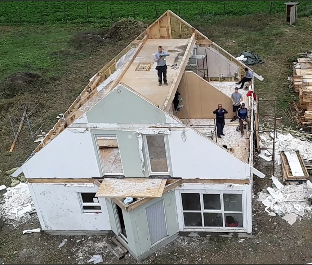 Massa-Musterhaus aus Laatzen beim Aufbau in Prunisor/Rumänien als Hoffnungszentrum für Kinder in Not