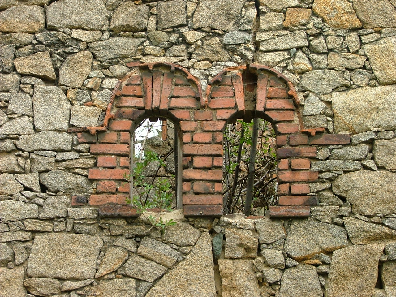 Natursteinwand mit 2 ehemaligen Fenstern