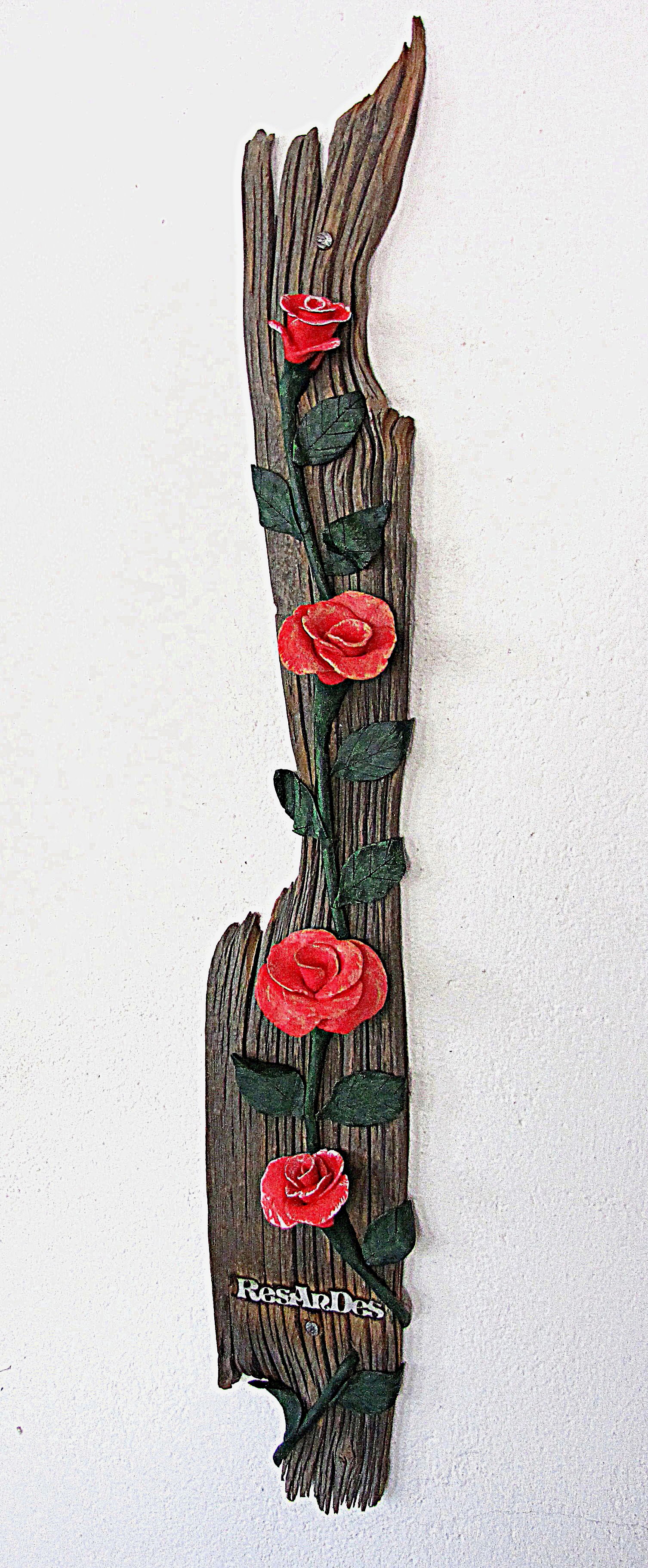 Rosenranke auf einem Stück Altholzschalung
