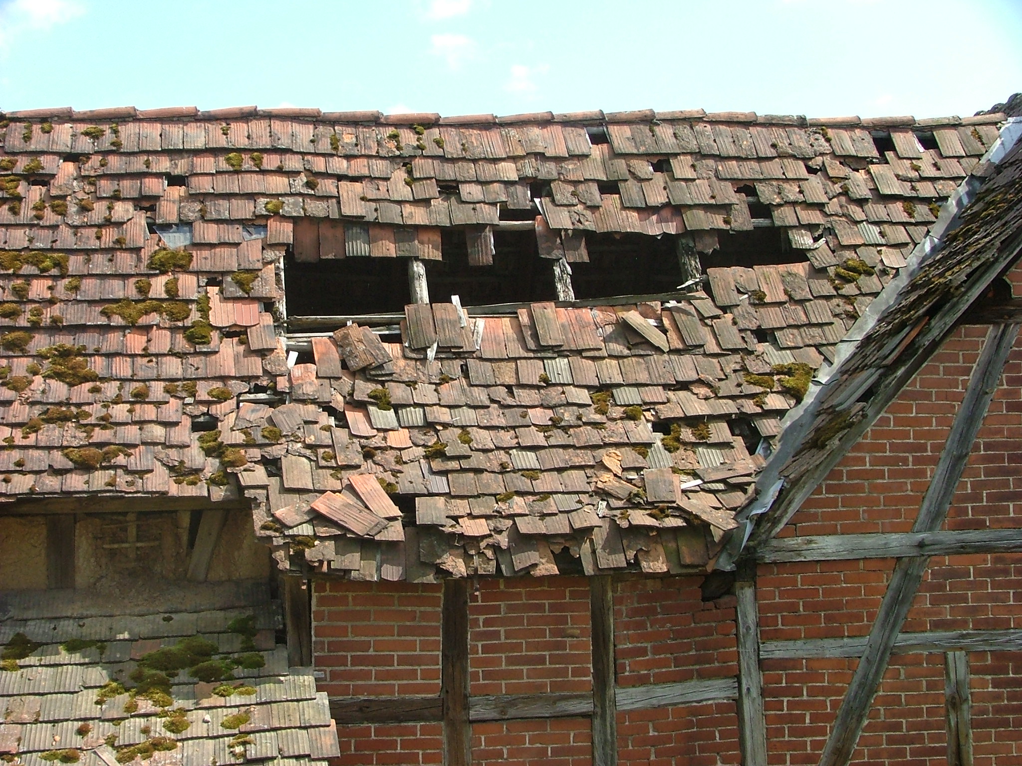 Schlechter Zustand eines historischen Daches