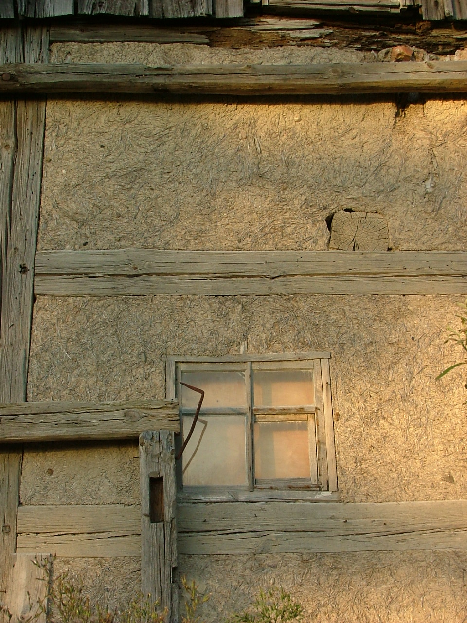 Schönes historisches Detail: altes Fenster im Fachwerk