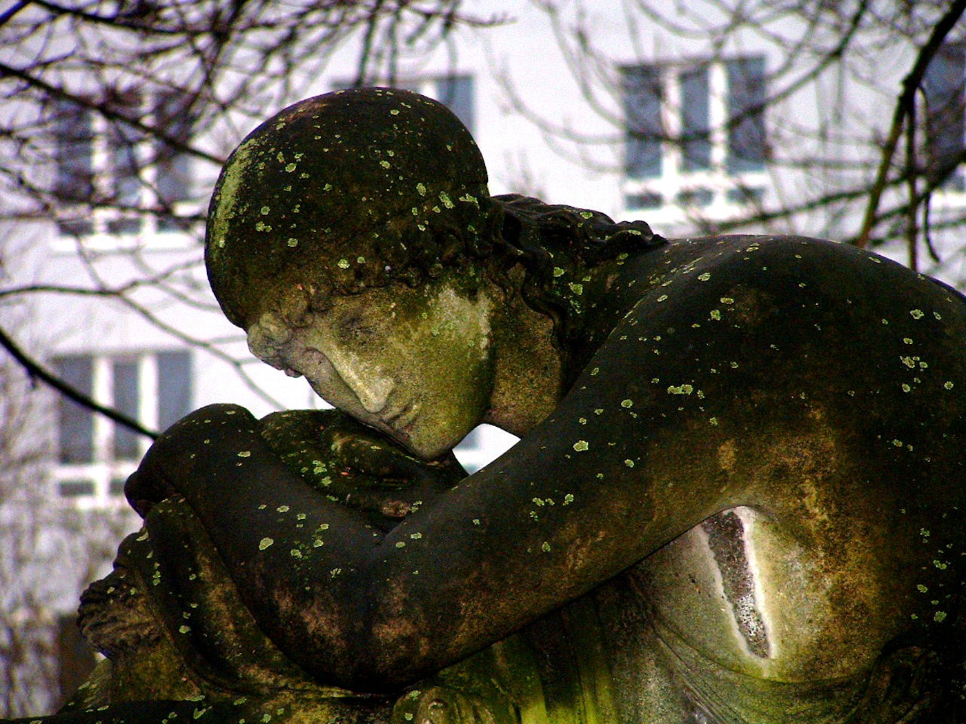 Skulptur auf dem Bartholomäus-Friedhof