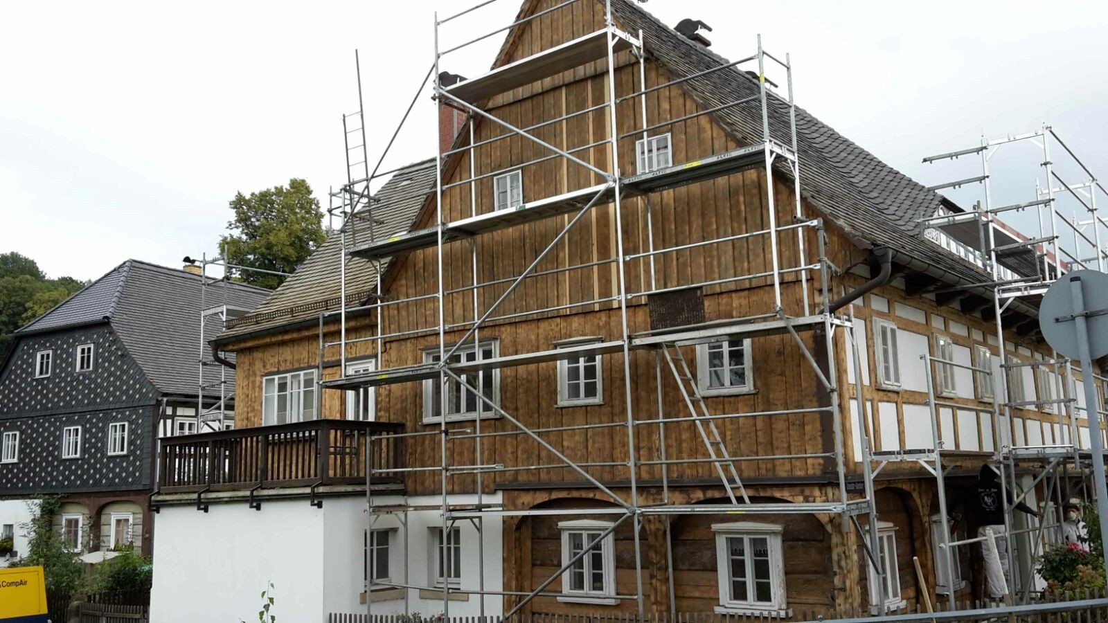 Trockeneisstrahlen von Fassadenflächen eines Umgebindehauses nahe Zittau in der Oberlausitz