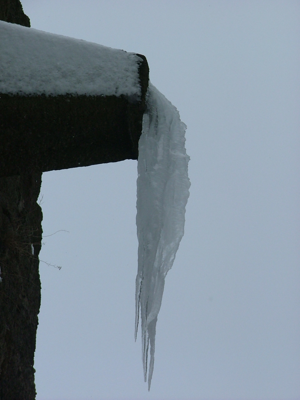 Winterimpression: Eisgebilde am Herkulesdenkmal